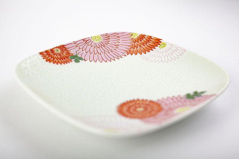 All the chrysanthemums made with brocade and silver [round square plate]