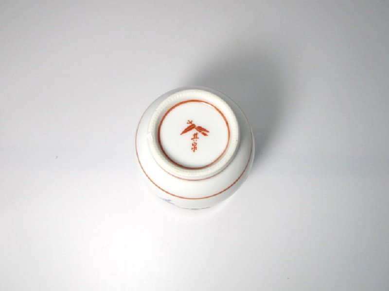 Colored plum and chrysanthemum design [Tean cup, small]