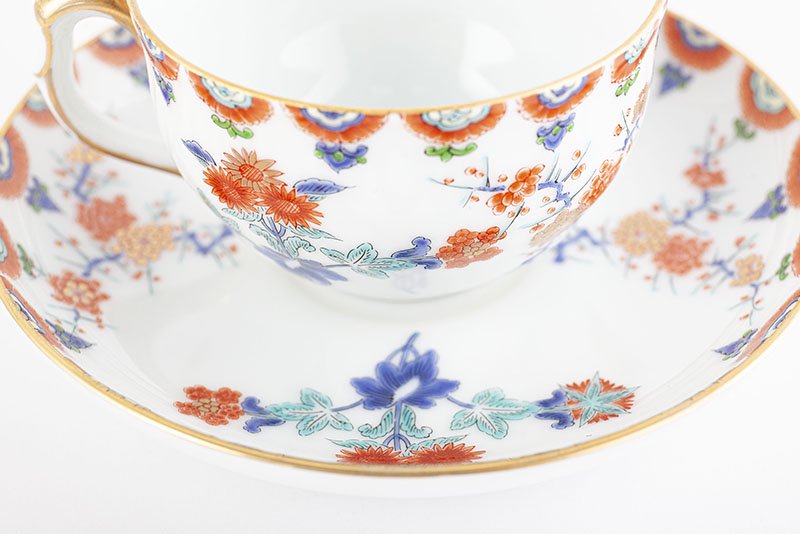 Colored plum and chrysanthemum pattern [tea bowl and plate]