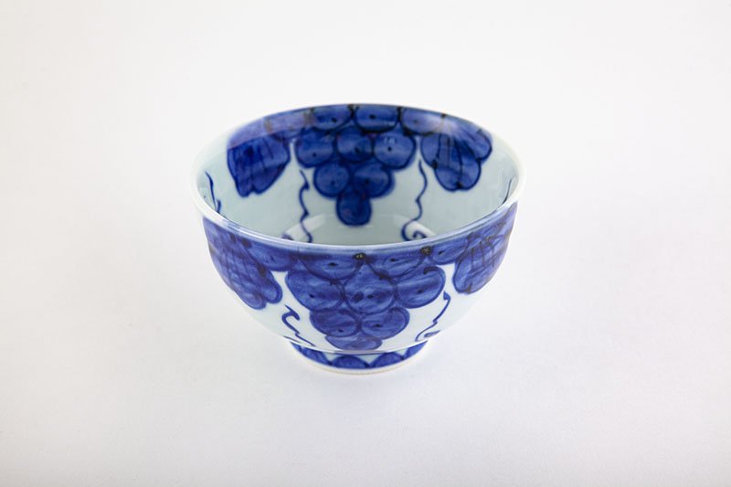 Sometsuke hand-painted grape pattern [rice bowl]