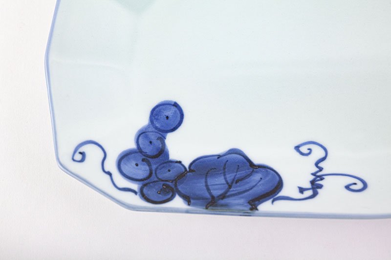 Sometsuke hand-painted grape pattern [dodecagonal plate]