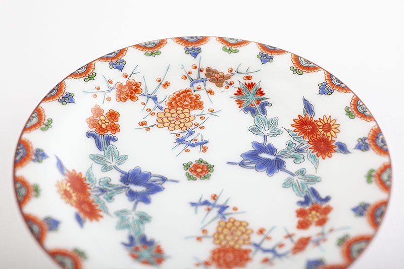 Colored plum and chrysanthemum pattern [small plate]