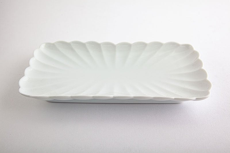 White porcelain chrysanthemum wari [pottery plate]