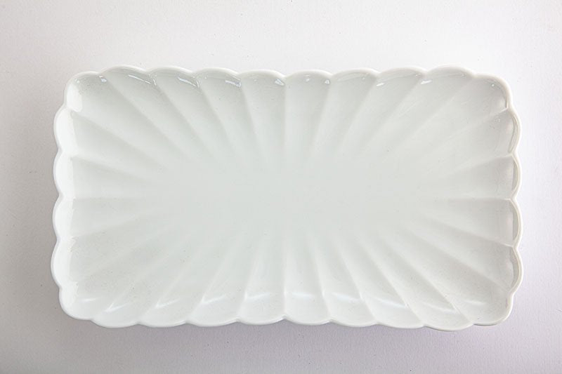 White porcelain chrysanthemum wari [pottery plate]