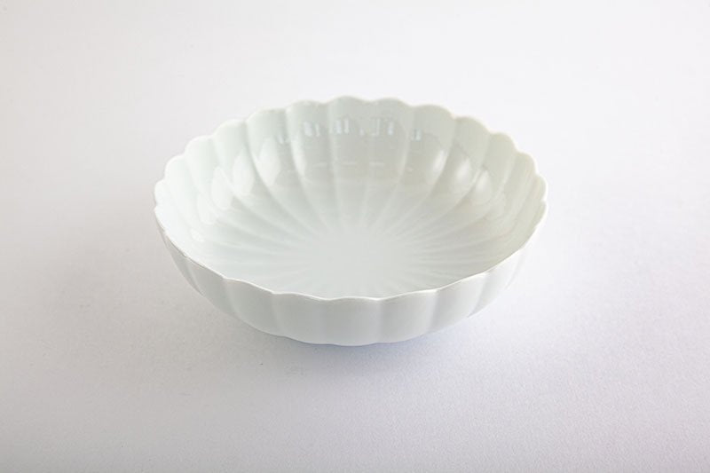 White porcelain chrysanthemum wari [flat small bowl]