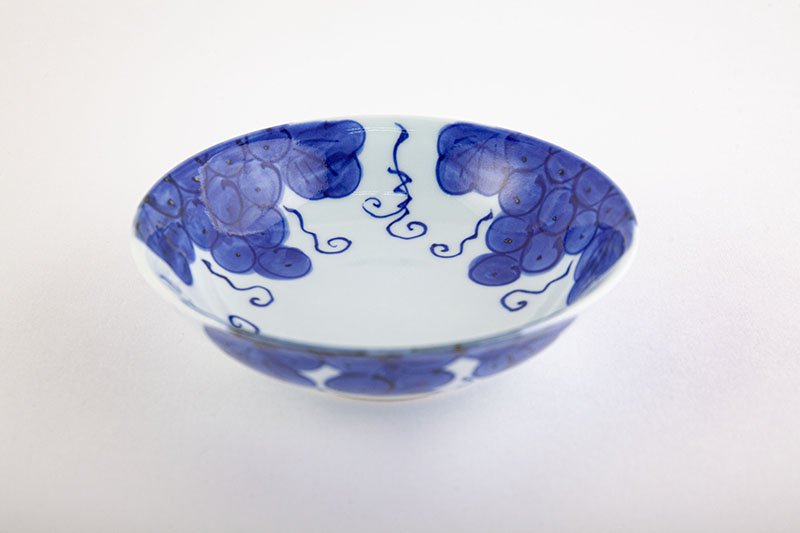 Dyed hand-painted grape pattern [shallow bowl]