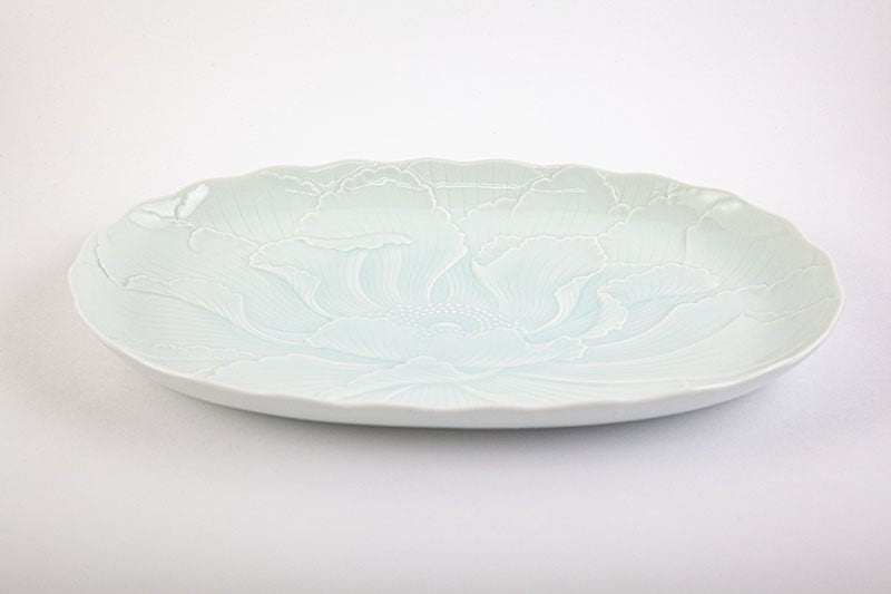 Blue and white porcelain peony carving [oval plate]
