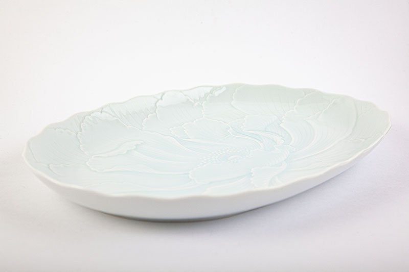 Blue and white porcelain peony carving [oval plate]