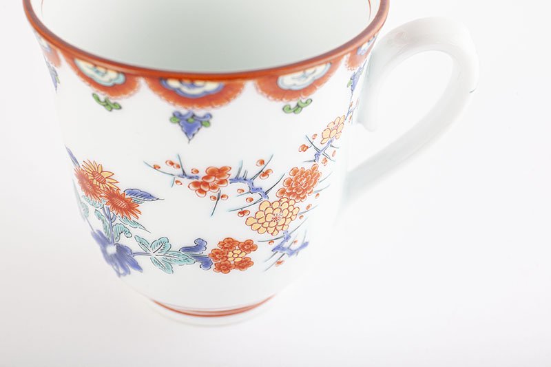 Colored plum and chrysanthemum pattern [mug]