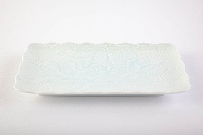Blue and white porcelain peony carving [pottery plate]