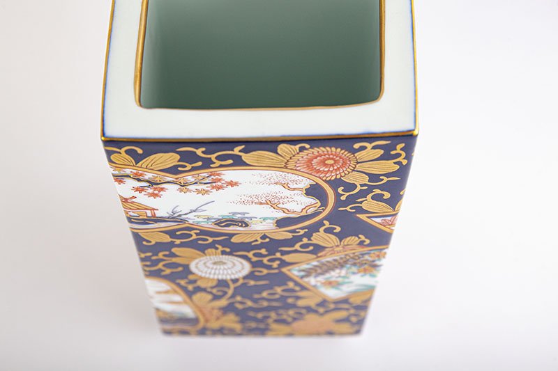 Rinpa Ko-Imari style [square vase] in wooden box