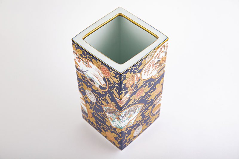 Rinpa Ko-Imari style [square vase] in wooden box