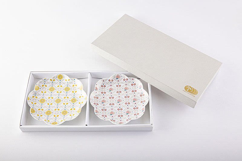 Fruit lemon/peach [various plates] set in presentation box