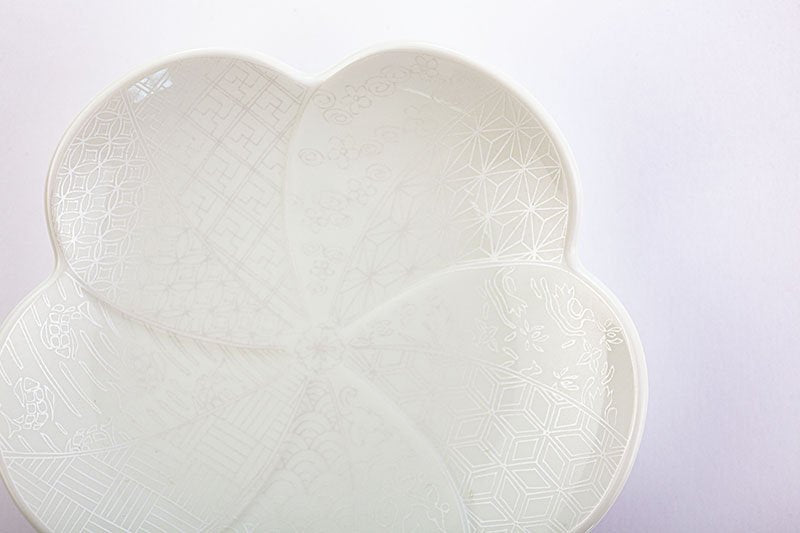 Nishiki, white, silver, Saishozui [Twisted plum-shaped plate, medium] White