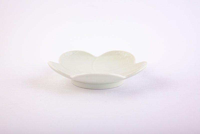Nishiki, white, silver, Saishozui [Twisted plum-shaped plate, medium] White