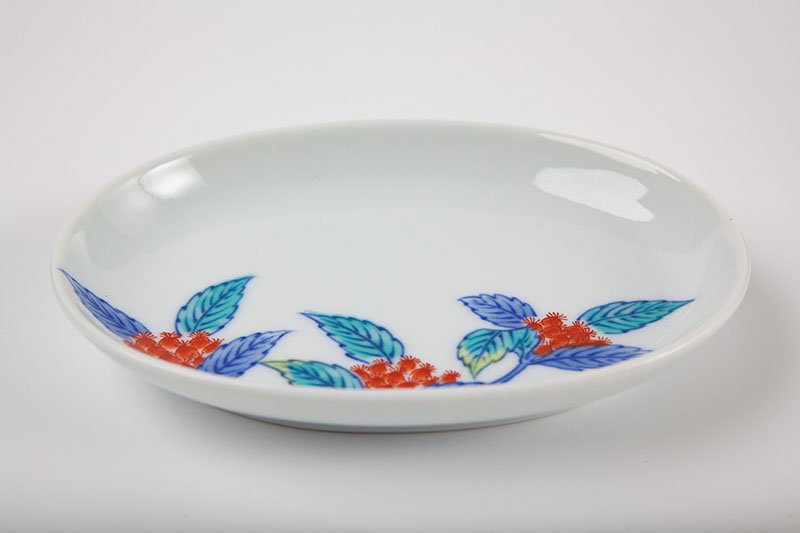 Izumiiro Nabeshima [Oval-shaped small plate (Wisteria hakama)]
