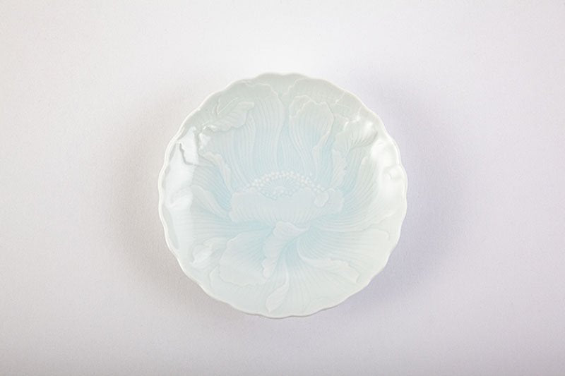 Blue and white porcelain peony carving [small plate]
