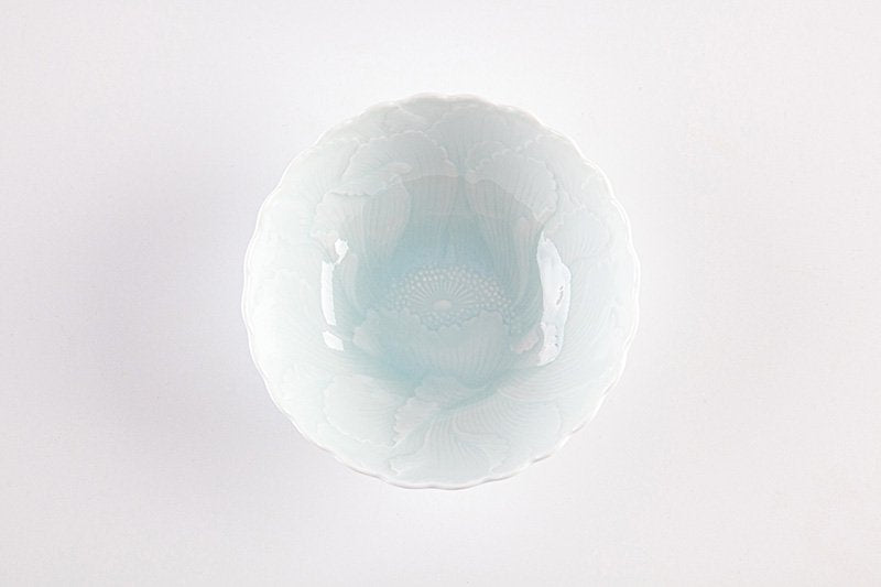 Blue and white porcelain peony carving [small bowl]