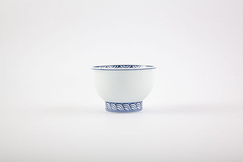 染付縁静海波　高台煎茶