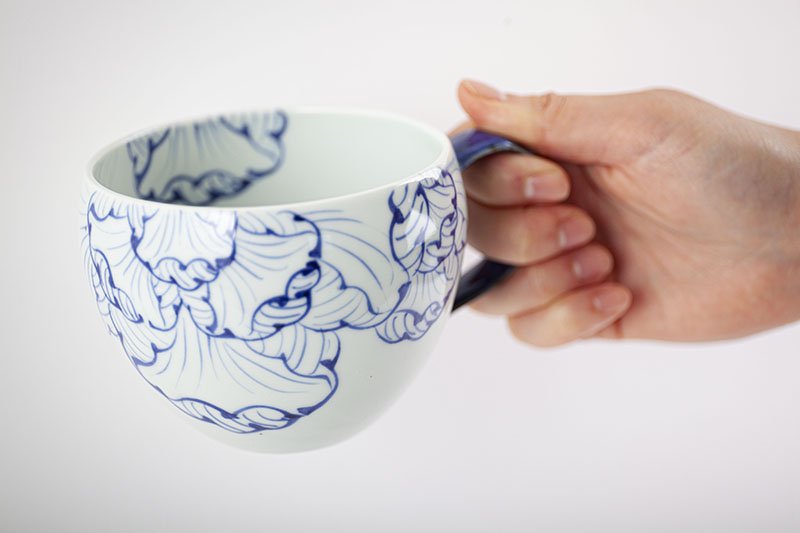 Soup mug with dyed rim petal pattern (blue)