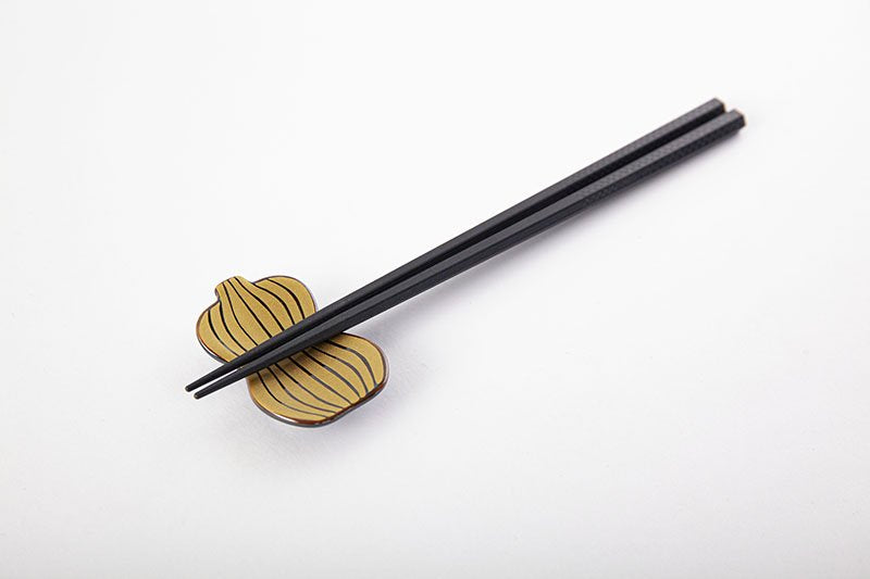 Nishikimica gold-colored candy glaze gourd-shaped chopstick rest