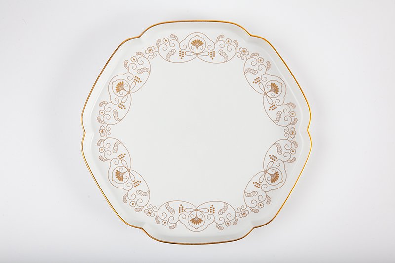 Yui Karakusa [Flower-shaped plate (24.5cm)] Gold