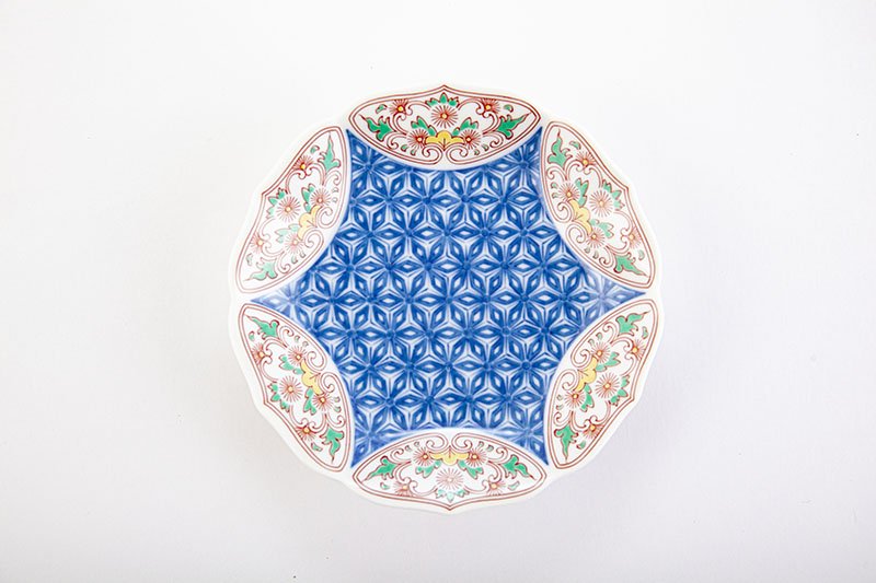 Colored Nabeshima hemp leaf pattern with bellflower edge [Small plate]