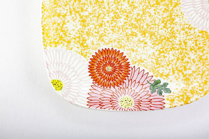 Chrysanthemums all over the place [round square plate]