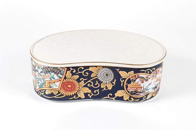 Rinpa Ko-Imari style [eyebrow-shaped pottery box]