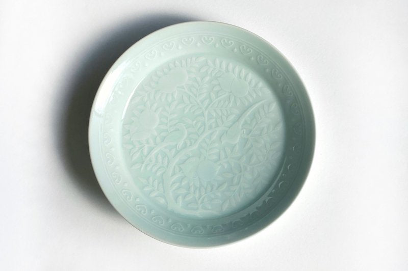 Blue and white porcelain peach carving [Japanese plate]