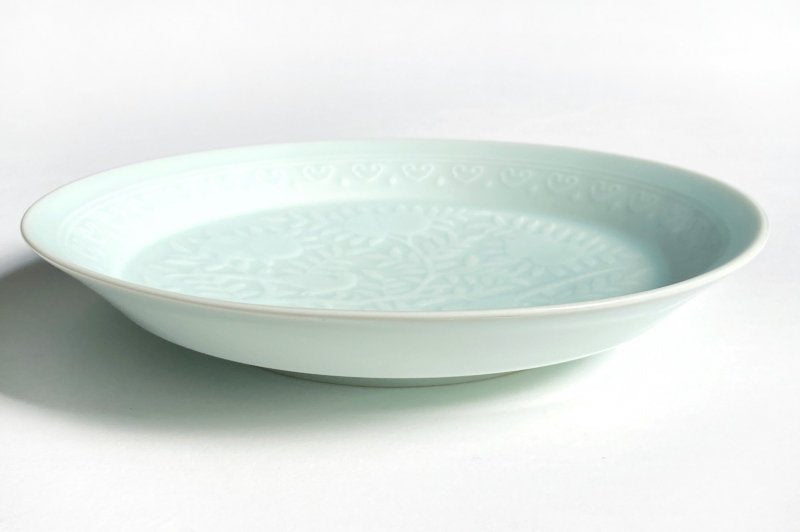 Blue and white porcelain blast peach carving [Japanese plate]