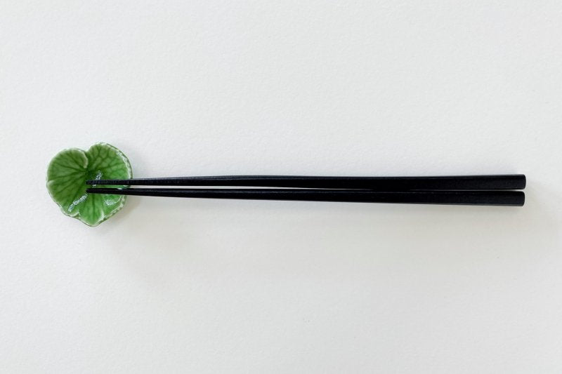 Wasabi leaf-shaped chopstick rest (green)