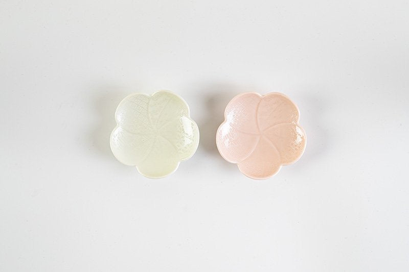 Nishikishirogin Saishozui [Twisted plum-shaped plate, small] Pink/white 2-piece set