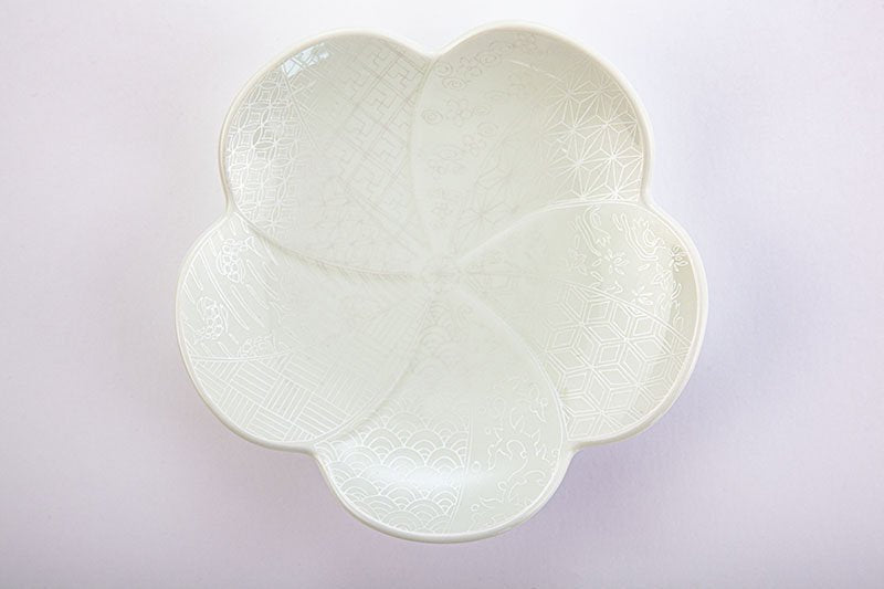 Nishikishirogin Saishozui [Twisted plum-shaped plate, medium] Pink/white 2-piece set