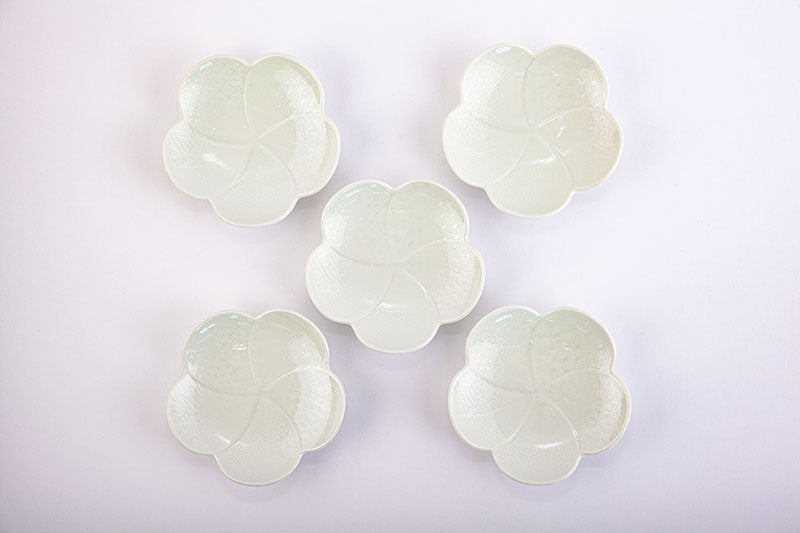 Nishikishirogin Saishozui [Twisted plum-shaped plate, medium] White 5-piece set